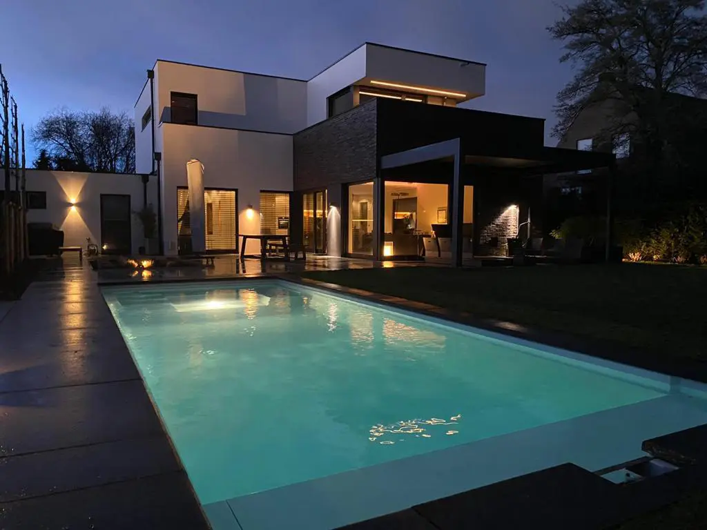 schwimmingpool bei nacht