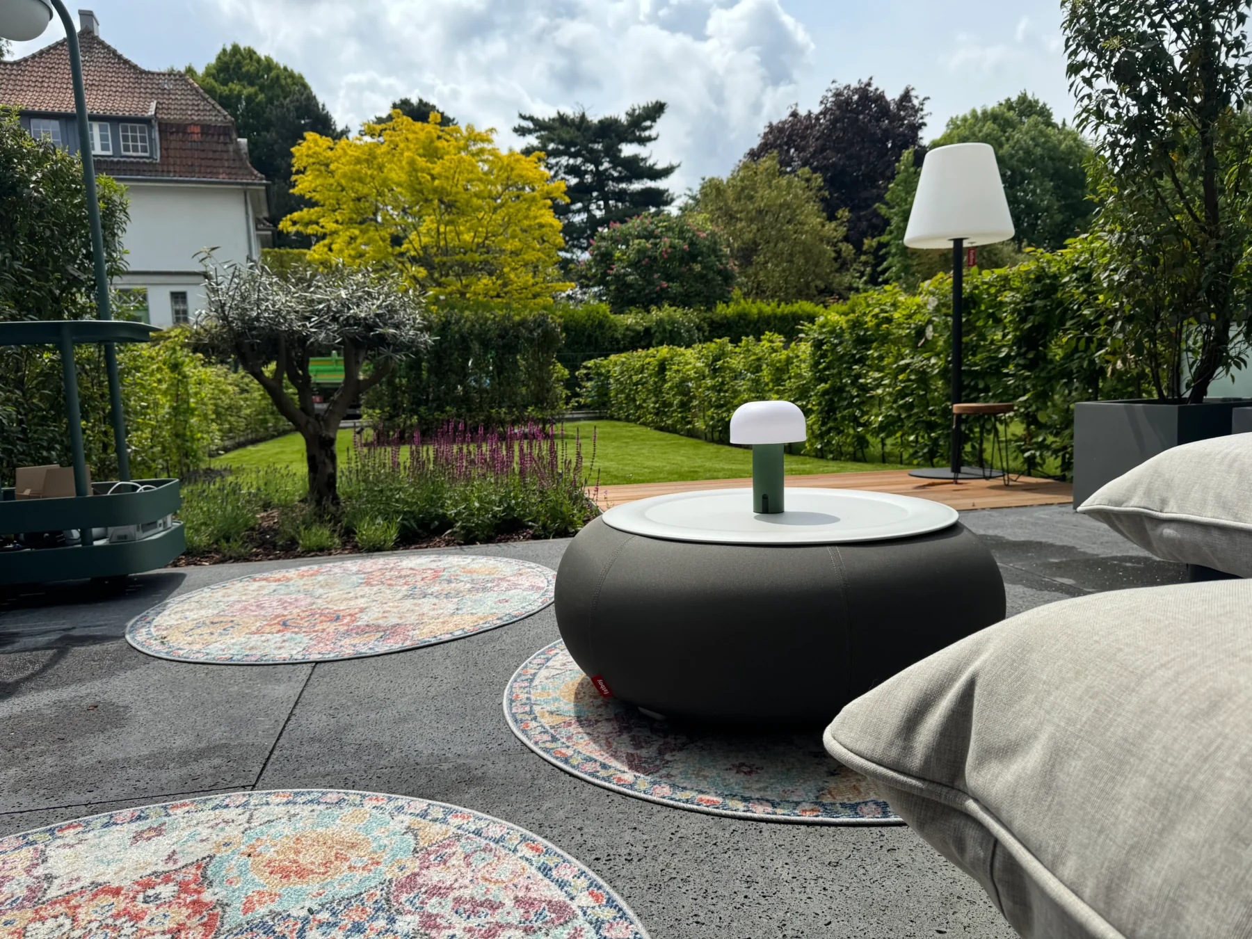 gemütlicher blick in den traumgarten